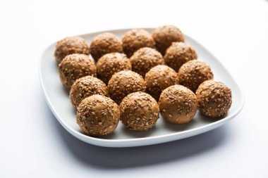 Susam tohumu jaggery topu ya da ke laddo ve tilgul ya da gul laddu Hindistan 'daki Makar Sankranti Festivali için kasede servis yaparlar.