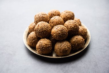 Susam tohumu jaggery topu ya da ke laddo ve tilgul ya da gul laddu Hindistan 'daki Makar Sankranti Festivali için kasede servis yaparlar.
