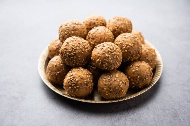 Susam tohumu jaggery topu ya da ke laddo ve tilgul ya da gul laddu Hindistan 'daki Makar Sankranti Festivali için kasede servis yaparlar.
