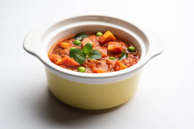 Domates püresi ve baharatla yapılan havuç, köri ya da garar soslu sabzi bir kasede servis edilir.