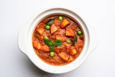 Domates püresi ve baharatla yapılan havuç, köri ya da garar soslu sabzi bir kasede servis edilir.