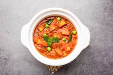 Domates püresi ve baharatla yapılan havuç, köri ya da garar soslu sabzi bir kasede servis edilir.