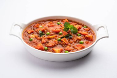 Domates püresi ve baharatla yapılan havuç, köri ya da garar soslu sabzi bir kasede servis edilir.