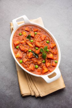 Domates püresi ve baharatla yapılan havuç, köri ya da garar soslu sabzi bir kasede servis edilir.