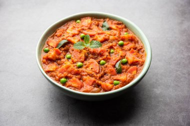 Domates püresi ve baharatla yapılan havuç, köri ya da garar soslu sabzi bir kasede servis edilir.