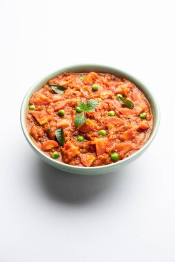 Domates püresi ve baharatla yapılan havuç, köri ya da garar soslu sabzi bir kasede servis edilir.