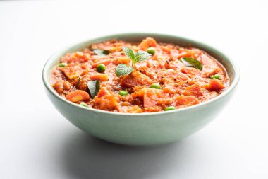 Domates püresi ve baharatla yapılan havuç, köri ya da garar soslu sabzi bir kasede servis edilir.