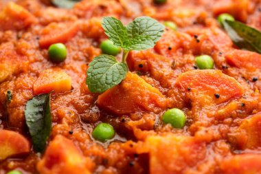 Domates püresi ve baharatla yapılan havuç, köri ya da garar soslu sabzi bir kasede servis edilir.