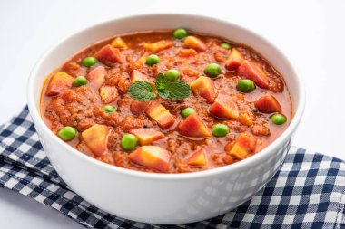 Domates püresi ve baharatla yapılan havuç, köri ya da garar soslu sabzi bir kasede servis edilir.