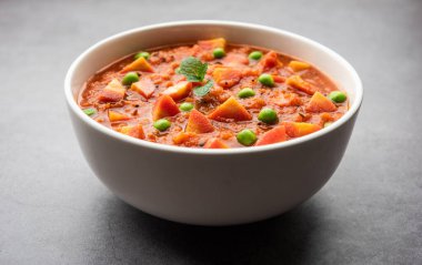 Domates püresi ve baharatla yapılan havuç, köri ya da garar soslu sabzi bir kasede servis edilir.