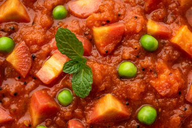 Domates püresi ve baharatla yapılan havuç, köri ya da garar soslu sabzi bir kasede servis edilir.