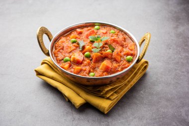 Domates püresi ve baharatla yapılan havuç, köri ya da garar soslu sabzi bir kasede servis edilir.