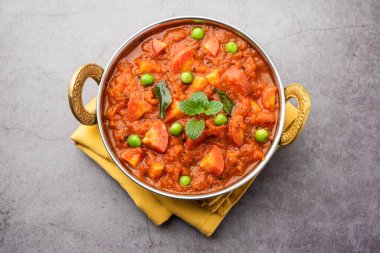 Domates püresi ve baharatla yapılan havuç, köri ya da garar soslu sabzi bir kasede servis edilir.