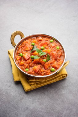 Domates püresi ve baharatla yapılan havuç, köri ya da garar soslu sabzi bir kasede servis edilir.