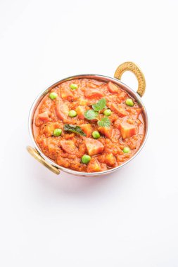 Domates püresi ve baharatla yapılan havuç, köri ya da garar soslu sabzi bir kasede servis edilir.