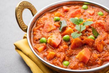 Domates püresi ve baharatla yapılan havuç, köri ya da garar soslu sabzi bir kasede servis edilir.