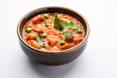 Domates püresi ve baharatla yapılan havuç, köri ya da garar soslu sabzi bir kasede servis edilir.