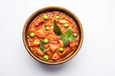 Domates püresi ve baharatla yapılan havuç, köri ya da garar soslu sabzi bir kasede servis edilir.