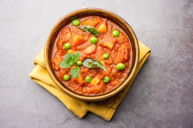 Domates püresi ve baharatla yapılan havuç, köri ya da garar soslu sabzi bir kasede servis edilir.