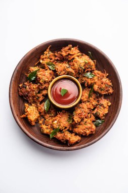 Havuçlu börek veya Gajar ke pakore veya pakode veya bajji veya bhaji, Hint aperatifi domates ketçaplı bir tabakta servis edilir.