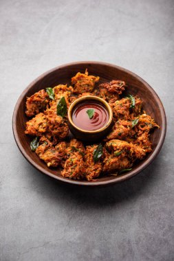 Havuçlu börek veya Gajar ke pakore veya pakode veya bajji veya bhaji, Hint aperatifi domates ketçaplı bir tabakta servis edilir.