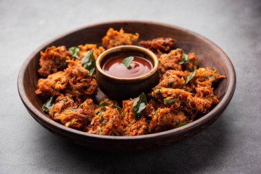 Havuçlu börek veya Gajar ke pakore veya pakode veya bajji veya bhaji, Hint aperatifi domates ketçaplı bir tabakta servis edilir.