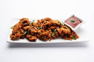 Havuçlu börek veya Gajar ke pakore veya pakode veya bajji veya bhaji, Hint aperatifi domates ketçaplı bir tabakta servis edilir.