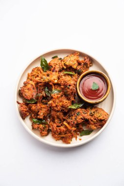 Havuçlu börek veya Gajar ke pakore veya pakode veya bajji veya bhaji, Hint aperatifi domates ketçaplı bir tabakta servis edilir.