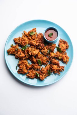 Havuçlu börek veya Gajar ke pakore veya pakode veya bajji veya bhaji, Hint aperatifi domates ketçaplı bir tabakta servis edilir.