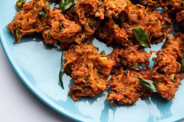 Havuçlu börek veya Gajar ke pakore veya pakode veya bajji veya bhaji, Hint aperatifi domates ketçaplı bir tabakta servis edilir.