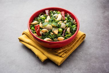 Dhaba Style Lasuni ya da Lasooni Methi kızarmış Sabzi taze çemen yaprağı, soğan ve sarımsak ile Hint baharatlarını karıştırıp bir kasede servis ediyor.