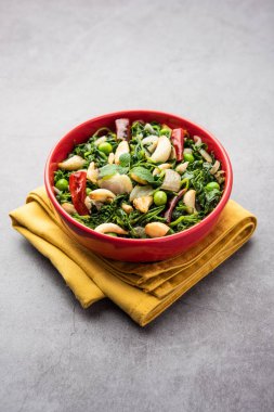 Dhaba Style Lasuni ya da Lasooni Methi kızarmış Sabzi taze çemen yaprağı, soğan ve sarımsak ile Hint baharatlarını karıştırıp bir kasede servis ediyor.