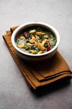 Dhaba Style Lasuni ya da Lasooni Methi kızarmış Sabzi taze çemen yaprağı, soğan ve sarımsak ile Hint baharatlarını karıştırıp bir kasede servis ediyor.