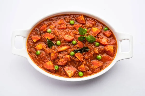 Sárgarépa Curry Vagy Garar Gravy Sabzi Paradicsompürével Fűszerekkel Tálalva — Stock Fotó