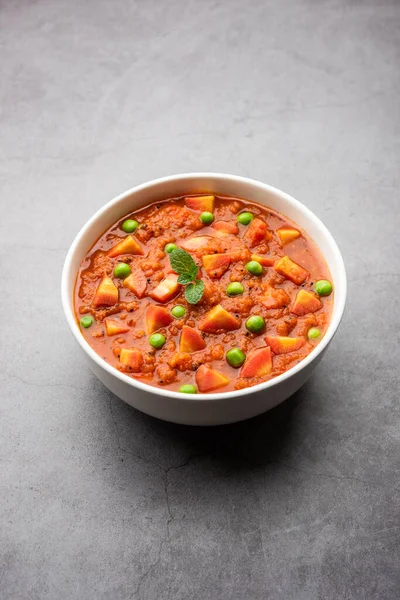 Sárgarépa Curry Vagy Garar Gravy Sabzi Paradicsompürével Fűszerekkel Tálalva — Stock Fotó