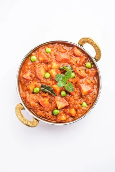 Domates püresi ve baharatla yapılan havuç, köri ya da garar soslu sabzi bir kasede servis edilir.