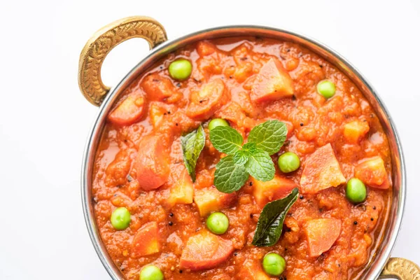 Sárgarépa Curry Vagy Garar Gravy Sabzi Paradicsompürével Fűszerekkel Tálalva — Stock Fotó