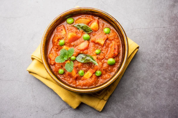 Domates püresi ve baharatla yapılan havuç, köri ya da garar soslu sabzi bir kasede servis edilir.