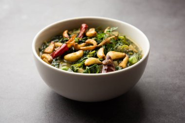 Dhaba Style Lasuni ya da Lasooni Methi kızarmış Sabzi taze çemen yaprağı, soğan ve sarımsak ile Hint baharatlarını karıştırıp bir kasede servis ediyor.