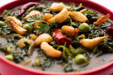 Dhaba Style Lasuni ya da Lasooni Methi kızarmış Sabzi taze çemen yaprağı, soğan ve sarımsak ile Hint baharatlarını karıştırıp bir kasede servis ediyor.