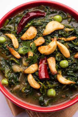 Dhaba Style Lasuni ya da Lasooni Methi kızarmış Sabzi taze çemen yaprağı, soğan ve sarımsak ile Hint baharatlarını karıştırıp bir kasede servis ediyor.