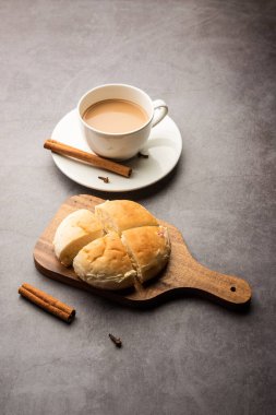 Bun-maska Tea ya da bun Maska chai kombinasyonunda yarı yarıya kesilmiş ve sağlıklı tereyağıyla dolu kuru üzümlerle süslenmiş tatlı bir çörek bulunur. Mumbai yemeği.