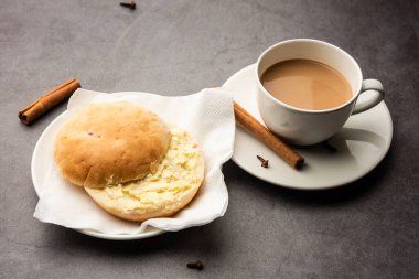 Bun-maska Tea ya da bun Maska chai kombinasyonunda yarı yarıya kesilmiş ve sağlıklı tereyağıyla dolu kuru üzümlerle süslenmiş tatlı bir çörek bulunur. Mumbai yemeği.