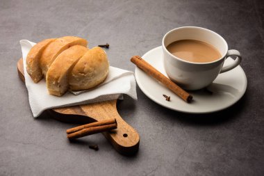 Bun-maska Tea ya da bun Maska chai kombinasyonunda yarı yarıya kesilmiş ve sağlıklı tereyağıyla dolu kuru üzümlerle süslenmiş tatlı bir çörek bulunur. Mumbai yemeği.