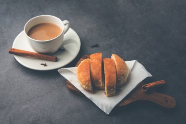 Bun-maska Tea ya da bun Maska chai kombinasyonunda yarı yarıya kesilmiş ve sağlıklı tereyağıyla dolu kuru üzümlerle süslenmiş tatlı bir çörek bulunur. Mumbai yemeği.