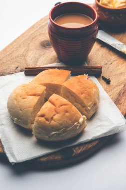 Bun-maska Tea ya da bun Maska chai kombinasyonunda yarı yarıya kesilmiş ve sağlıklı tereyağıyla dolu kuru üzümlerle süslenmiş tatlı bir çörek bulunur. Mumbai yemeği.