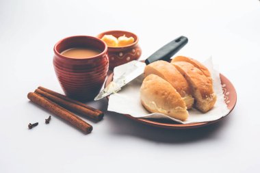 Bun-maska Tea ya da bun Maska chai kombinasyonunda yarı yarıya kesilmiş ve sağlıklı tereyağıyla dolu kuru üzümlerle süslenmiş tatlı bir çörek bulunur. Mumbai yemeği.