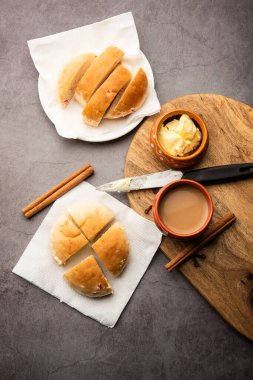 Bun-maska Tea ya da bun Maska chai kombinasyonunda yarı yarıya kesilmiş ve sağlıklı tereyağıyla dolu kuru üzümlerle süslenmiş tatlı bir çörek bulunur. Mumbai yemeği.
