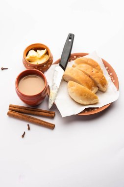 Bun-maska Tea ya da bun Maska chai kombinasyonunda yarı yarıya kesilmiş ve sağlıklı tereyağıyla dolu kuru üzümlerle süslenmiş tatlı bir çörek bulunur. Mumbai yemeği.