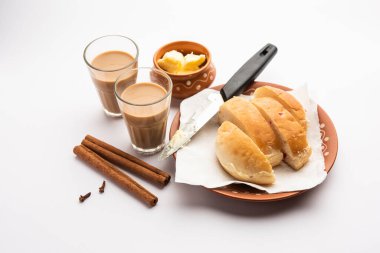 Bun-maska Tea ya da bun Maska chai kombinasyonunda yarı yarıya kesilmiş ve sağlıklı tereyağıyla dolu kuru üzümlerle süslenmiş tatlı bir çörek bulunur. Mumbai yemeği.